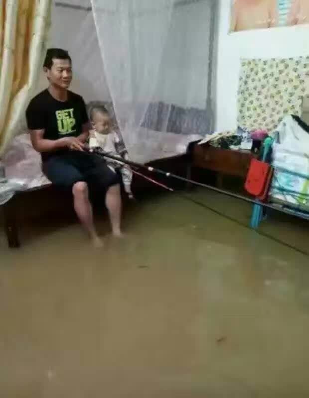 宏风鼓风机------湖南株洲只见鼓风机仍在雨中工作着