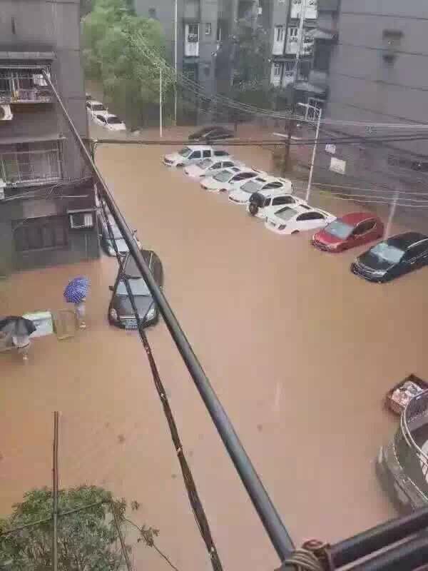 宏风鼓风机------湖南株洲只见鼓风机仍在雨中工作着