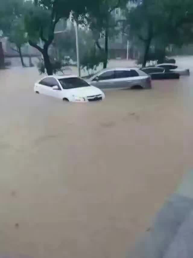 宏风鼓风机------湖南株洲只见鼓风机仍在雨中工作着